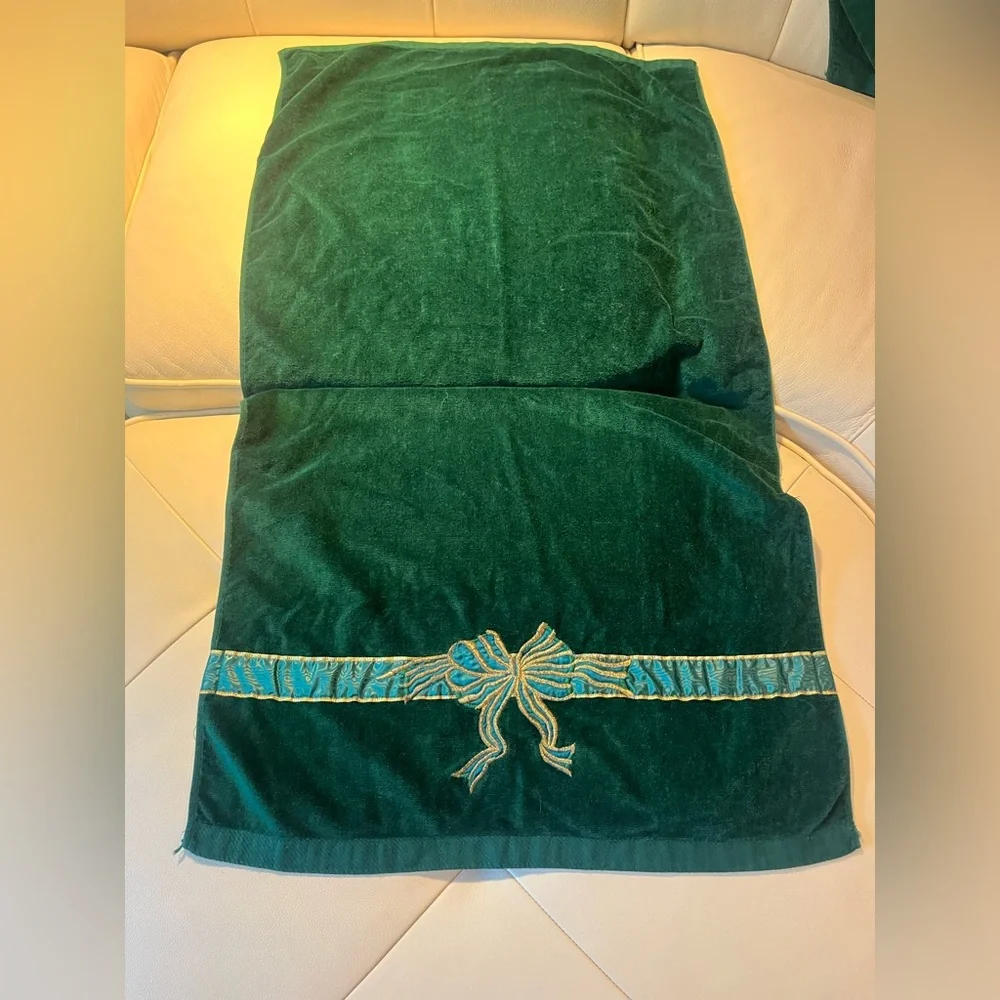 Luxurious Green Velvet Holiday Towels with Embroidered Bow